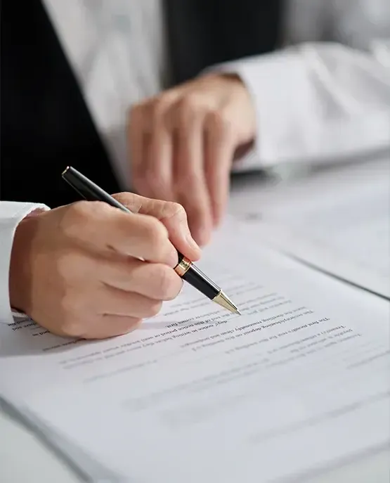 Cliente revisando la estrategia de inversión ya implementada